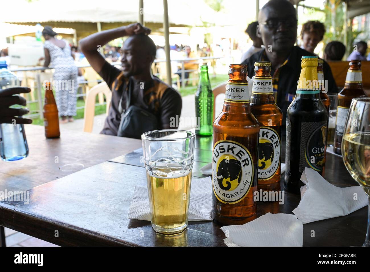 KENIA, Nairobi, Mittelklasse Biergarten, Tusker Bier und Guinness Beear, Marken der british Diageo Group/KENIA, Nairobi, Mittelklasse im Biergarten, Alkoholkonsum, Tusker und Guiness Bier, beides Marken der Diageo Group Stockfoto