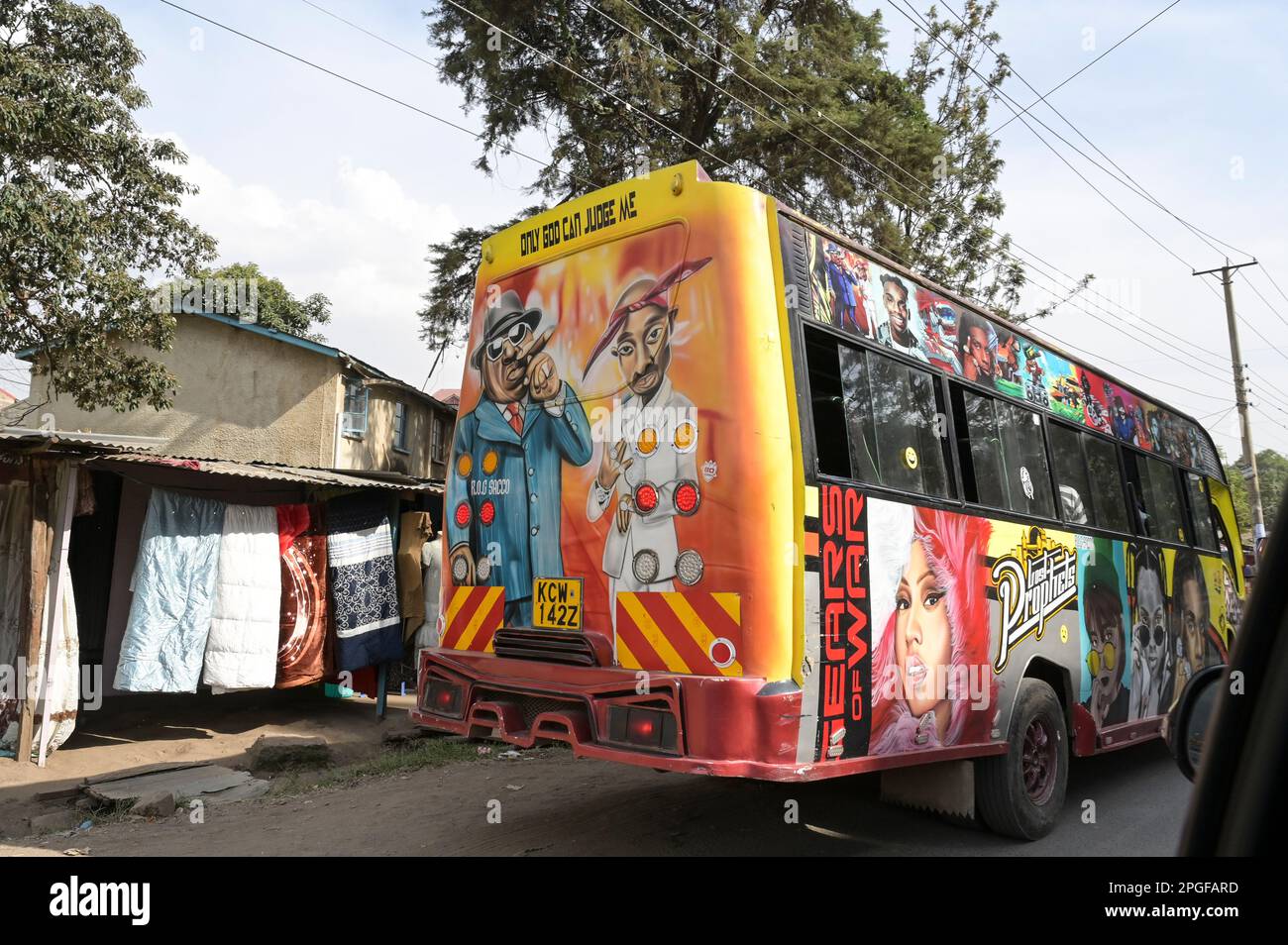 KENIA, Nairobi, Vorort Dandora, Verkehr, Minibus Matatu / KENIA, Nairobi, Verkehr, Minibus Matatu Stockfoto