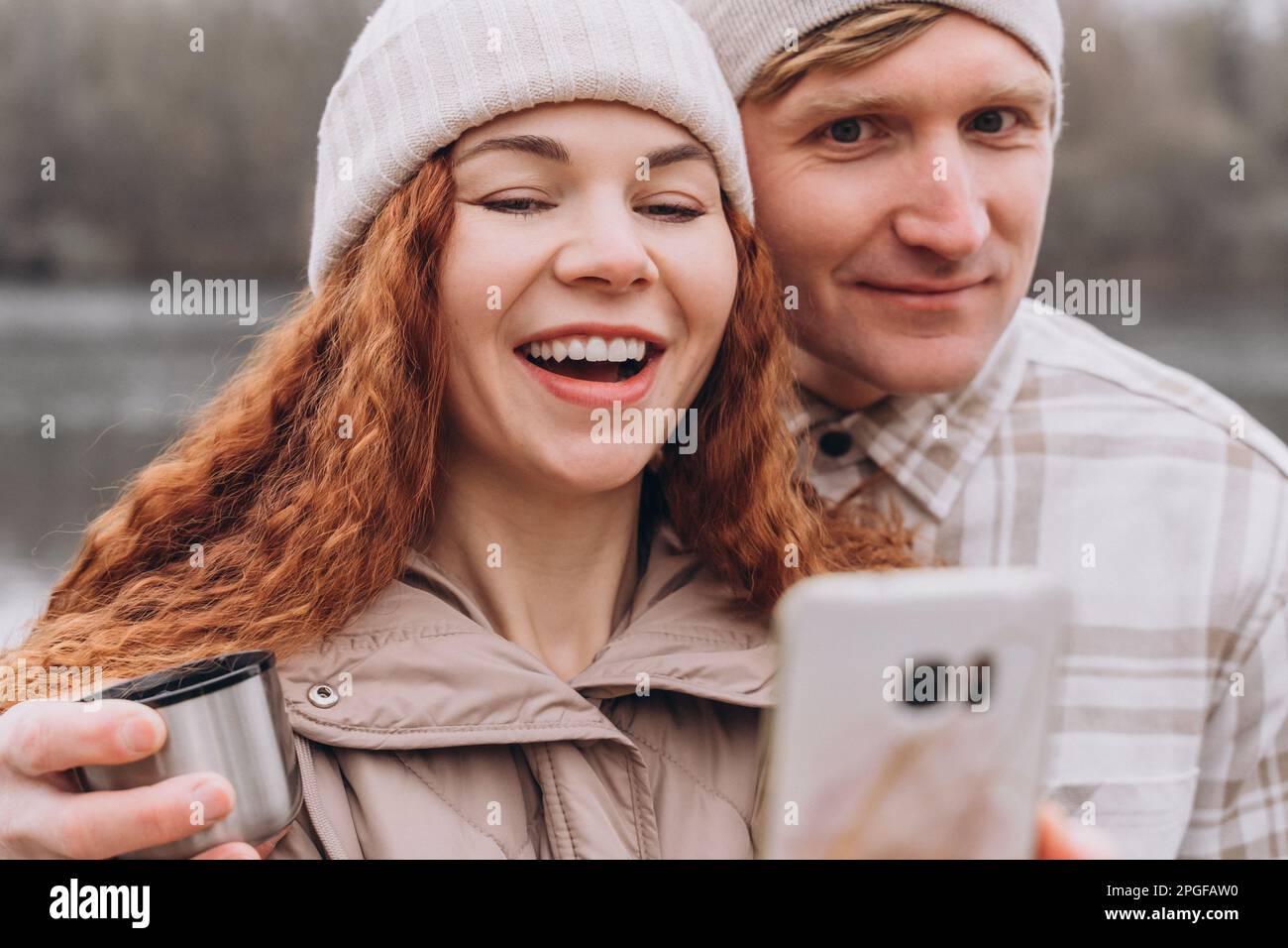 30-35 Paar, das beim Gehen Selfie oder Videoanruf macht Stockfoto