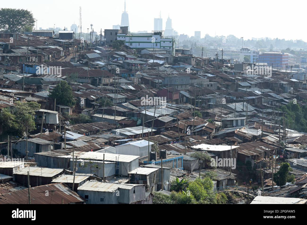 KENIA, Nairobi, Kibera Slum und Skyline der Innenstadt / KENIA, Nairobi, Slum Kibera und Hochhäuser im Stadtzentrum Stockfoto