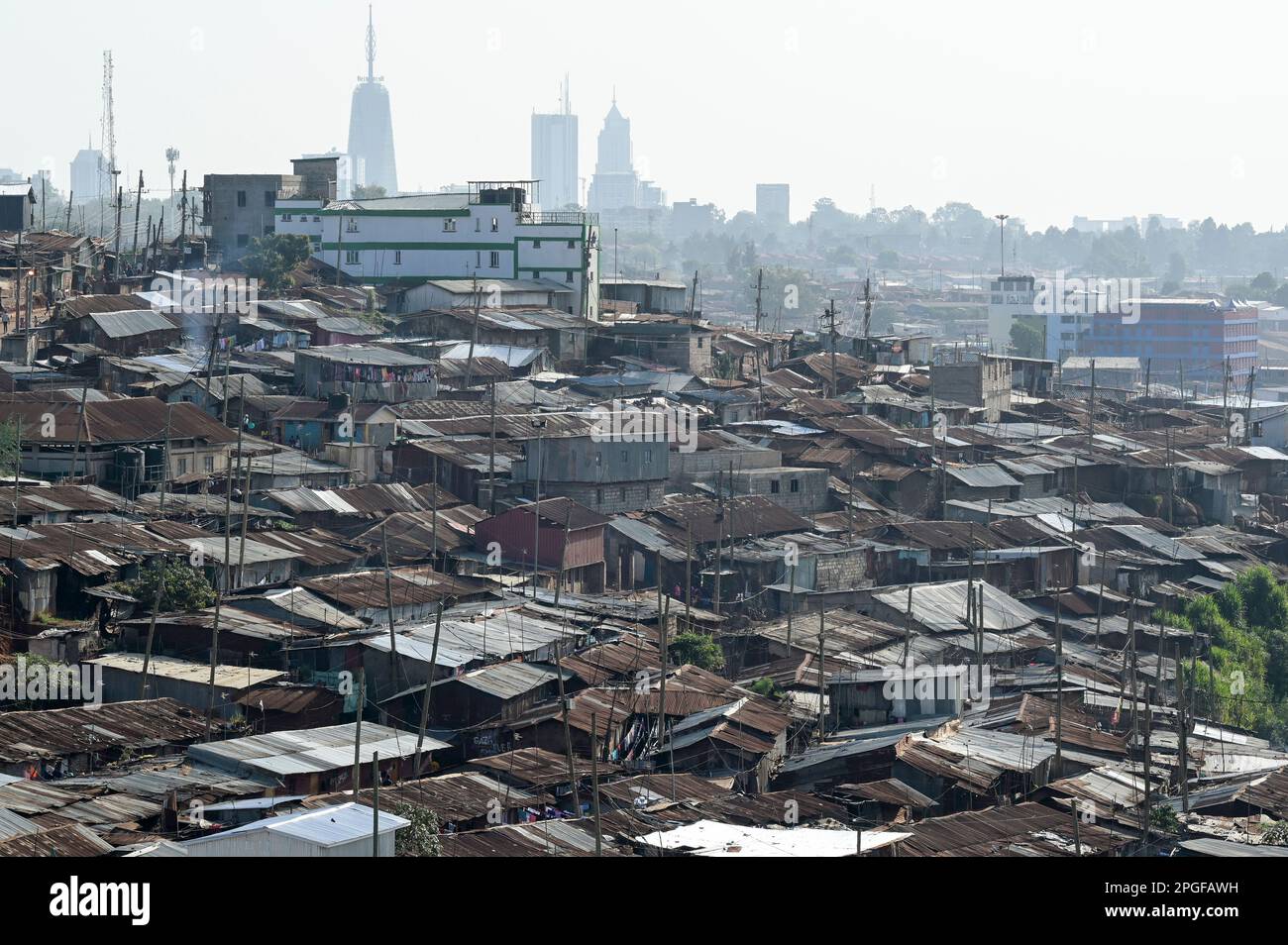 KENIA, Nairobi, Kibera Slum und Skyline der Innenstadt / KENIA, Nairobi, Slum Kibera und Hochhäuser im Stadtzentrum Stockfoto