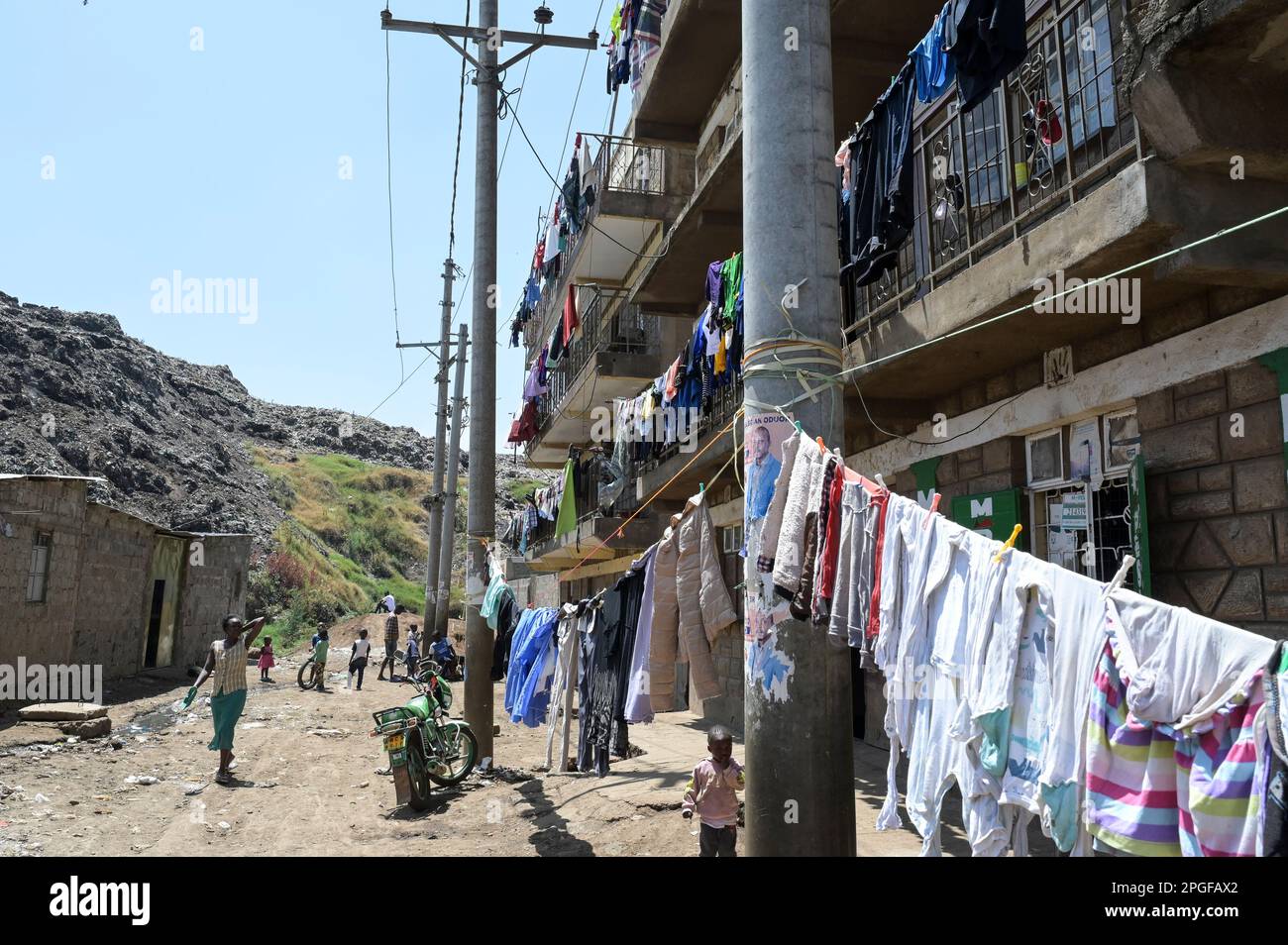 KENIA, Nairobi, Korogocho Slum, Häuser in der Nähe der Mülldeponie Dandora / KENIA, Nairobi, Korogocho Slum, Häuser an der Dandora Müllkippe Stockfoto