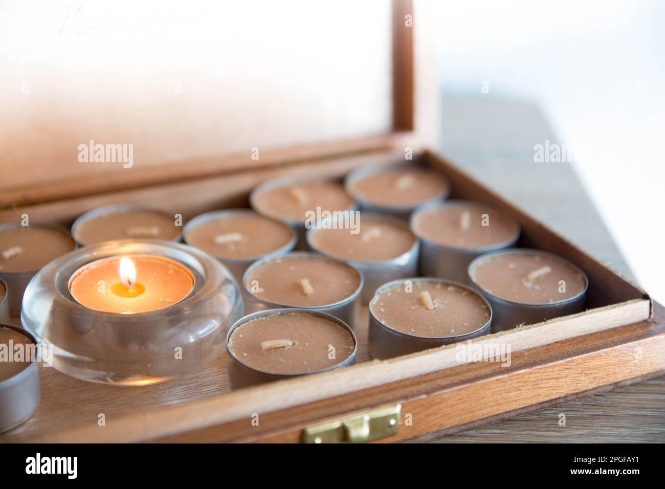 Eine Schachtel voller Kerzenlackierungen aus einem Spa und Beauty Centre Stockfoto