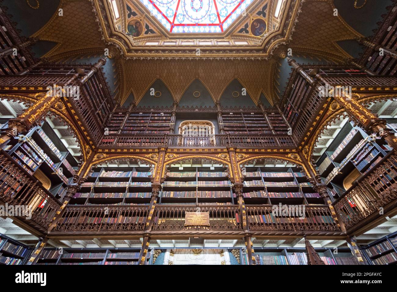 Wunderschöne Aussicht auf das Innere der historischen Bibliothek in Real Gabinete Stockfoto