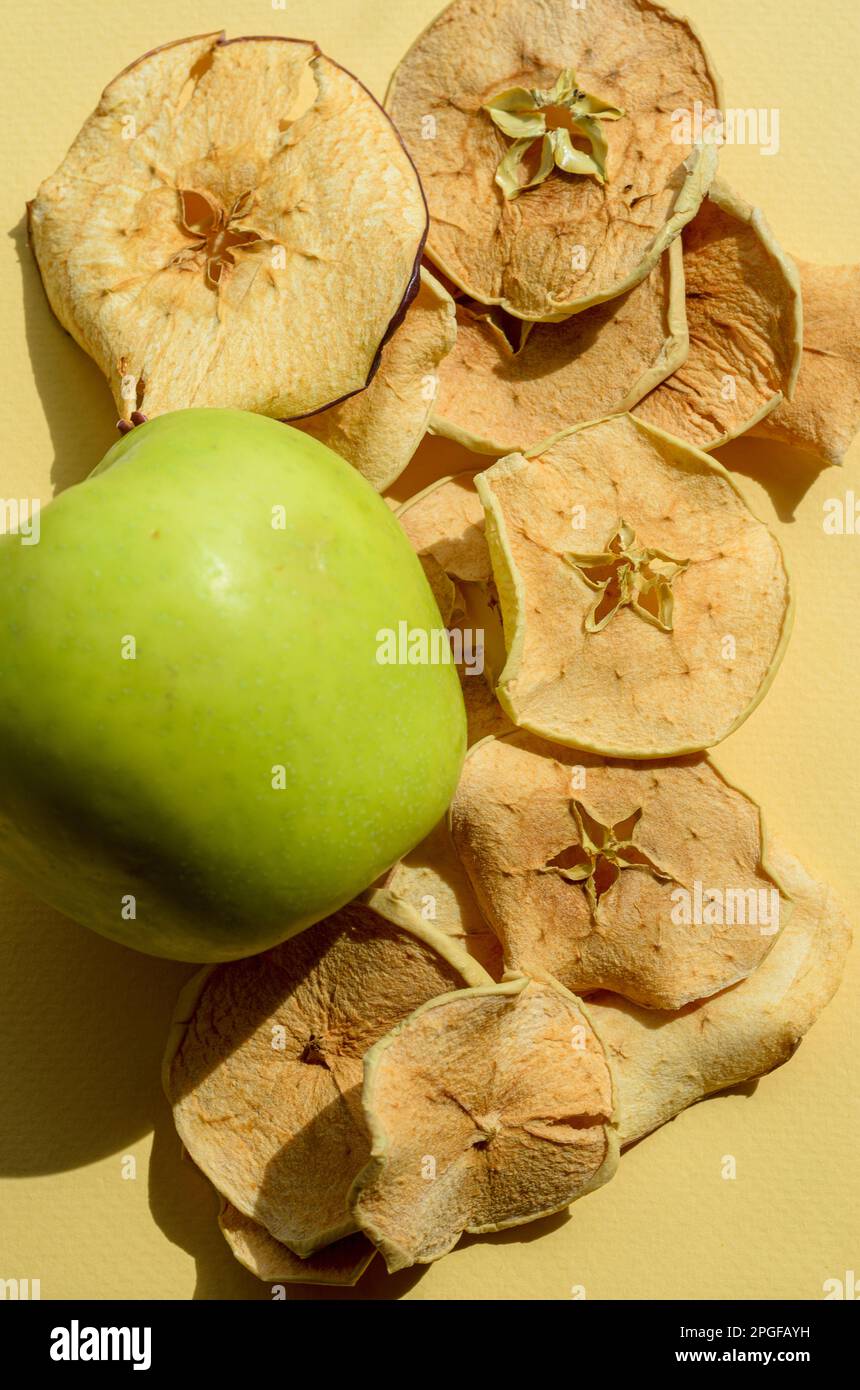 Frische Apfel- und Apfelchips Stockfoto