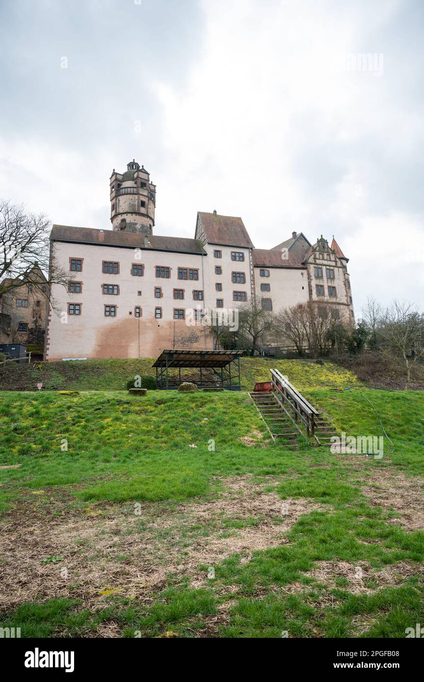 Blick auf das wunderschöne Schloss Ronneburg an bewölkten Tagen, Wiese vor dem Hotel, Blick aus dem niedrigen Winkel nach Deutschland, vertikale Aufnahme Stockfoto