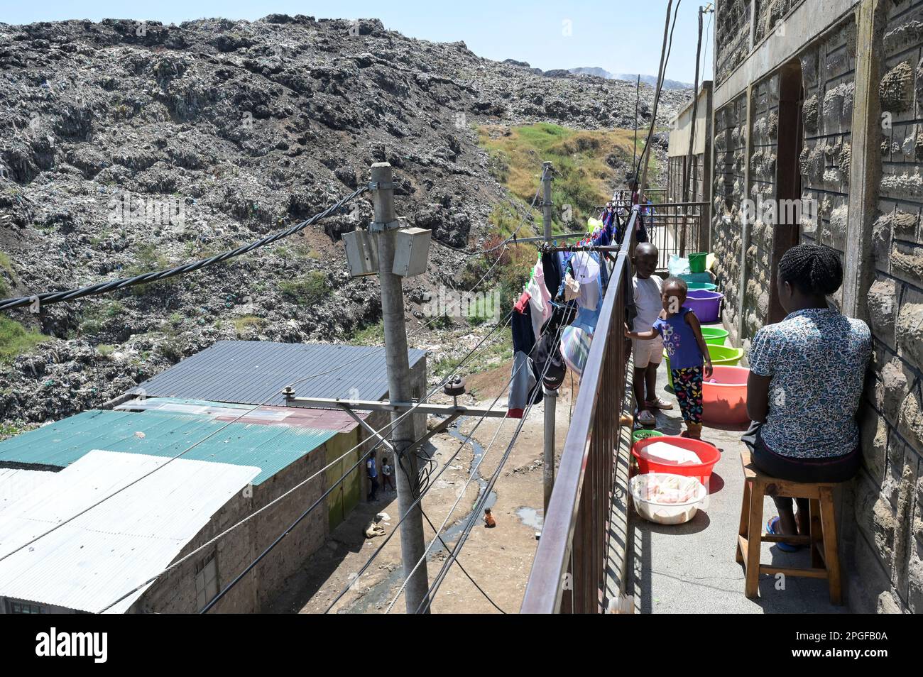 KENIA, Nairobi, Korogocho Slum, Häuser in der Nähe der Mülldeponie Dandora / KENIA, Nairobi, Korogocho Slum, Häuser an der Dandora Müllkippe Stockfoto