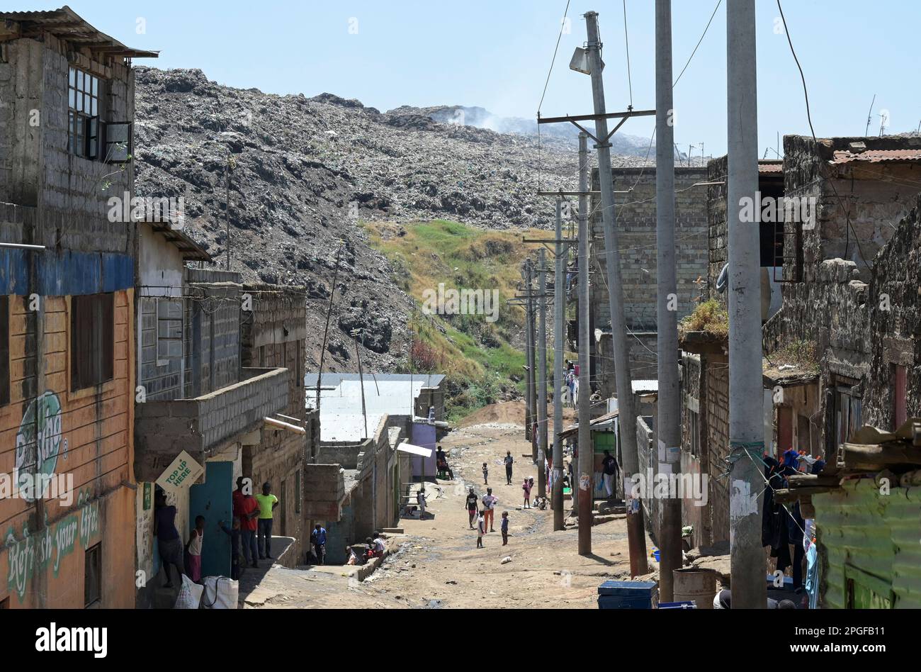 KENIA, Nairobi, Korogocho Slum, Häuser in der Nähe der Mülldeponie Dandora / KENIA, Nairobi, Korogocho Slum, Häuser an der Dandora Müllkippe Stockfoto