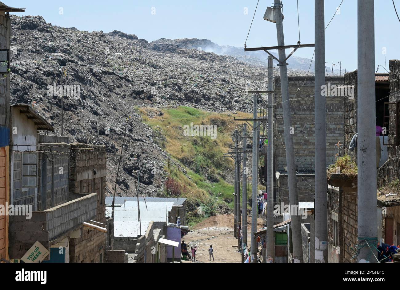 KENIA, Nairobi, Korogocho Slum, Häuser in der Nähe der Mülldeponie Dandora / KENIA, Nairobi, Korogocho Slum, Häuser an der Dandora Müllkippe Stockfoto