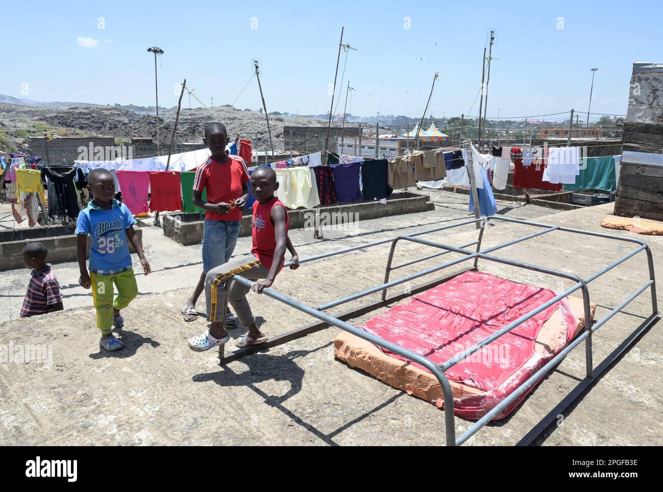KENIA, Nairobi, Korogocho Slum, Häuser in der Nähe der Abfalldeponie Dandora, Wäschetrocknen auf dem Dach nach der Wäsche / KENIA, Nairobi, Korogocho Slum, Häuser an der Dandora Müllkippe Stockfoto
