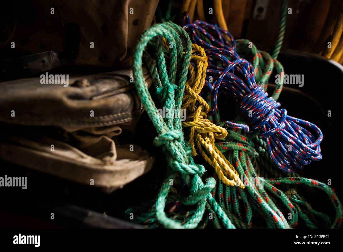 Bunte Seile, die in einer Scheune/Werkstatt auf einer Arbeitstasche befestigt sind Stockfoto