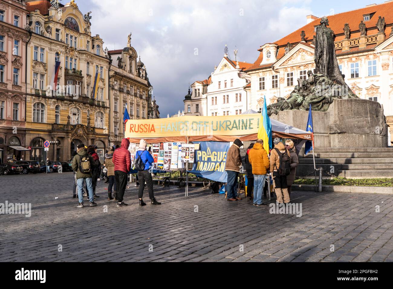 Prag, Tschechische Republik - 23. Februar 2023: Menschen, die wegen des Krieges mit der Ukraine in einem Park in Prag, Tschechische Republik, gegen Russland protestieren. Stockfoto