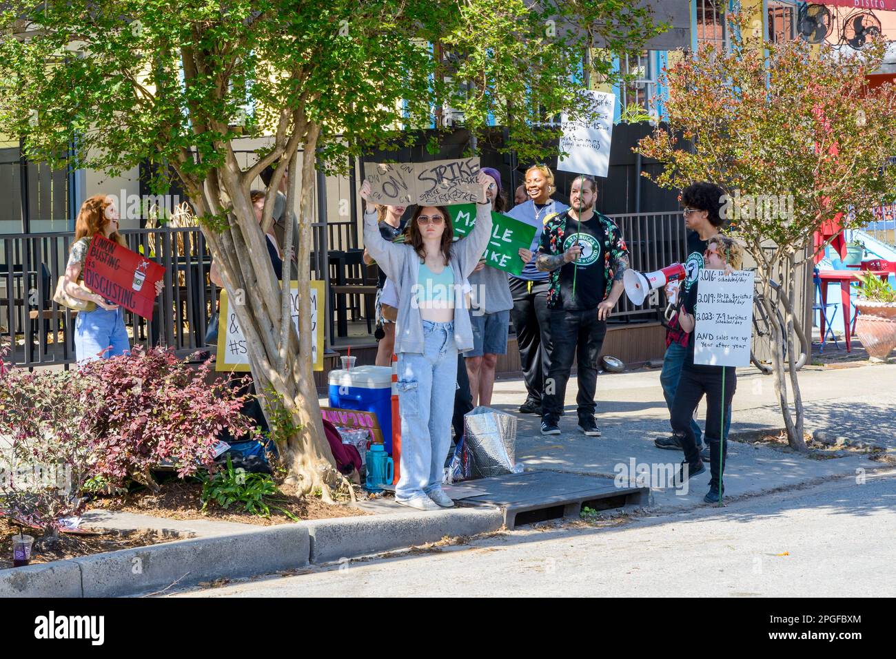 NEW ORLEANS, LA, USA - 22. MÄRZ 2023: Gewerkschaftsstreikade vor Starbucks im Maple Street Store in Uptown Neighborhood Stockfoto