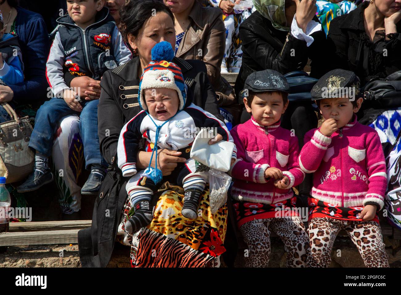 Samgar-Dorf, Tadschikistan. 19. März 2015. Die Leute beobachten die Feierlichkeiten von Navruz im Dorf in der Republik Tadschikistan Stockfoto