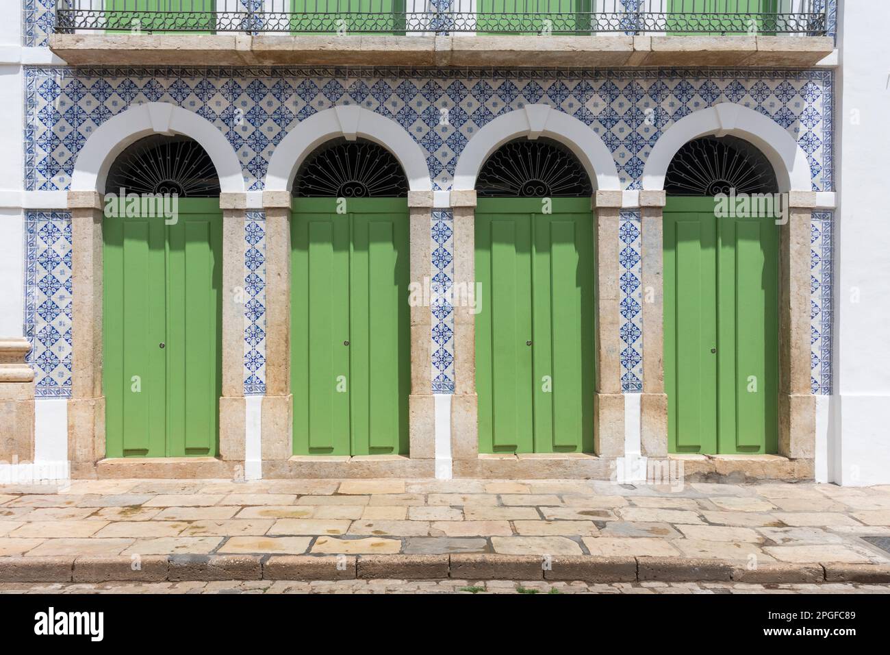 Wunderschöne Aussicht auf die Fassade des historischen Gebäudes mit blauen Fliesen Stockfoto