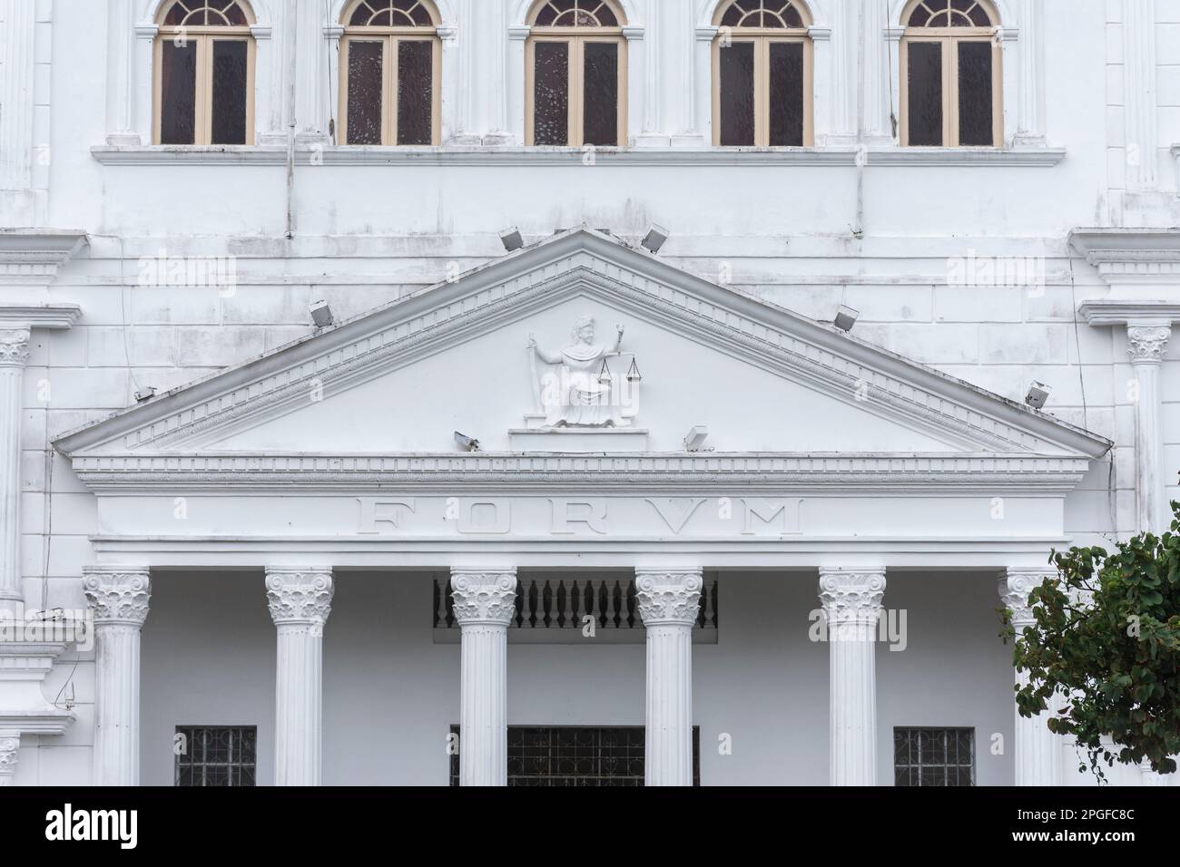 Wunderschöner Blick auf das alte weiße historische Gebäude in der Innenstadt von São Luís Stockfoto