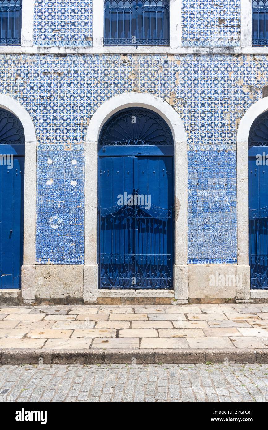 Wunderschöne Aussicht auf die Fassade des historischen Gebäudes mit blauen Fliesen Stockfoto