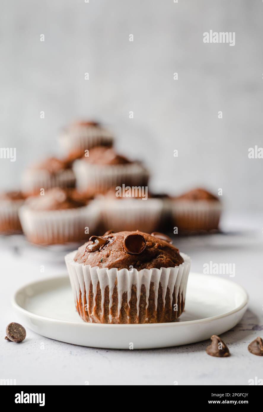 Nahaufnahme von Zucchini-Muffin mit Schokoladenchips auf weißem Hintergrund. Stockfoto