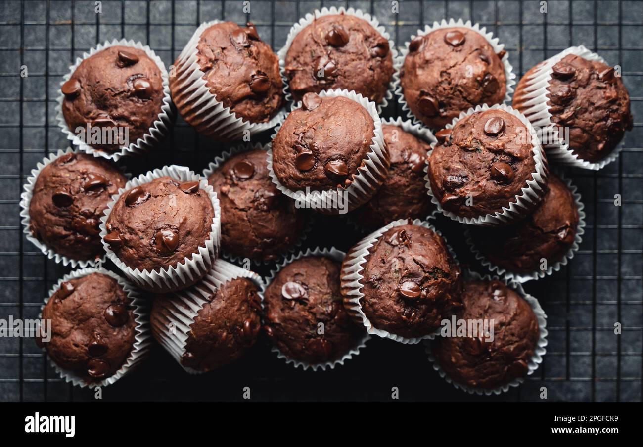 Nahaufnahme vieler Zucchini-Muffins mit Schokoladenchips auf schwarzem Hintergrund. Stockfoto