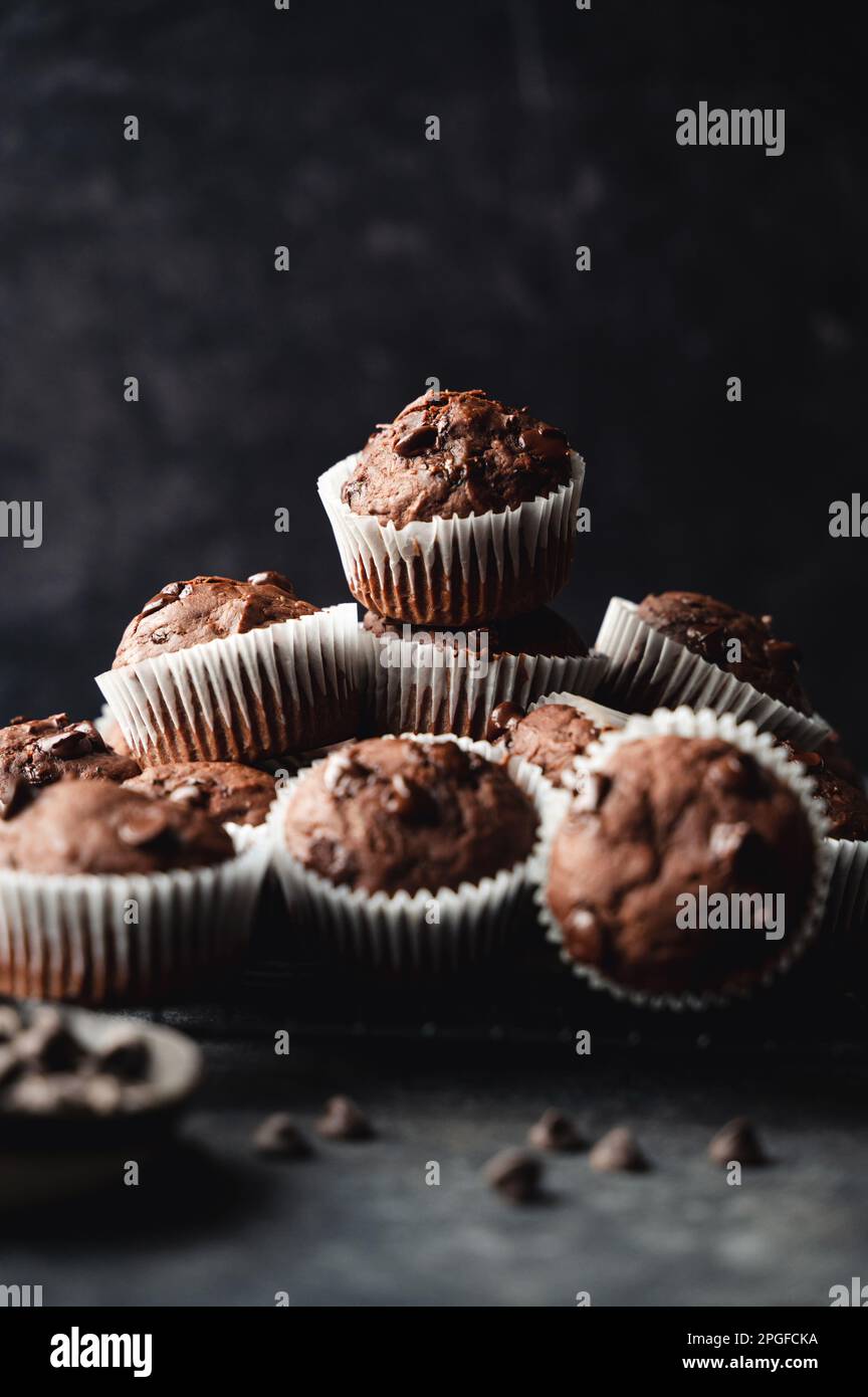 Nahaufnahme von Zucchini-Muffins mit Schokoladenchips auf schwarzem Hintergrund. Stockfoto