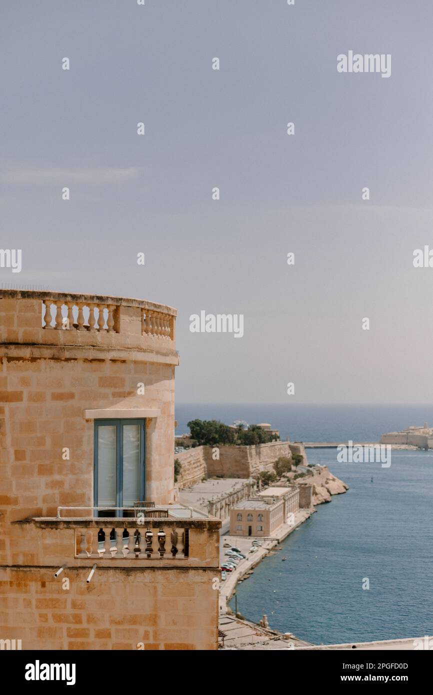 Blick auf das Meer von einem Aussichtspunkt in Valletta Stockfoto