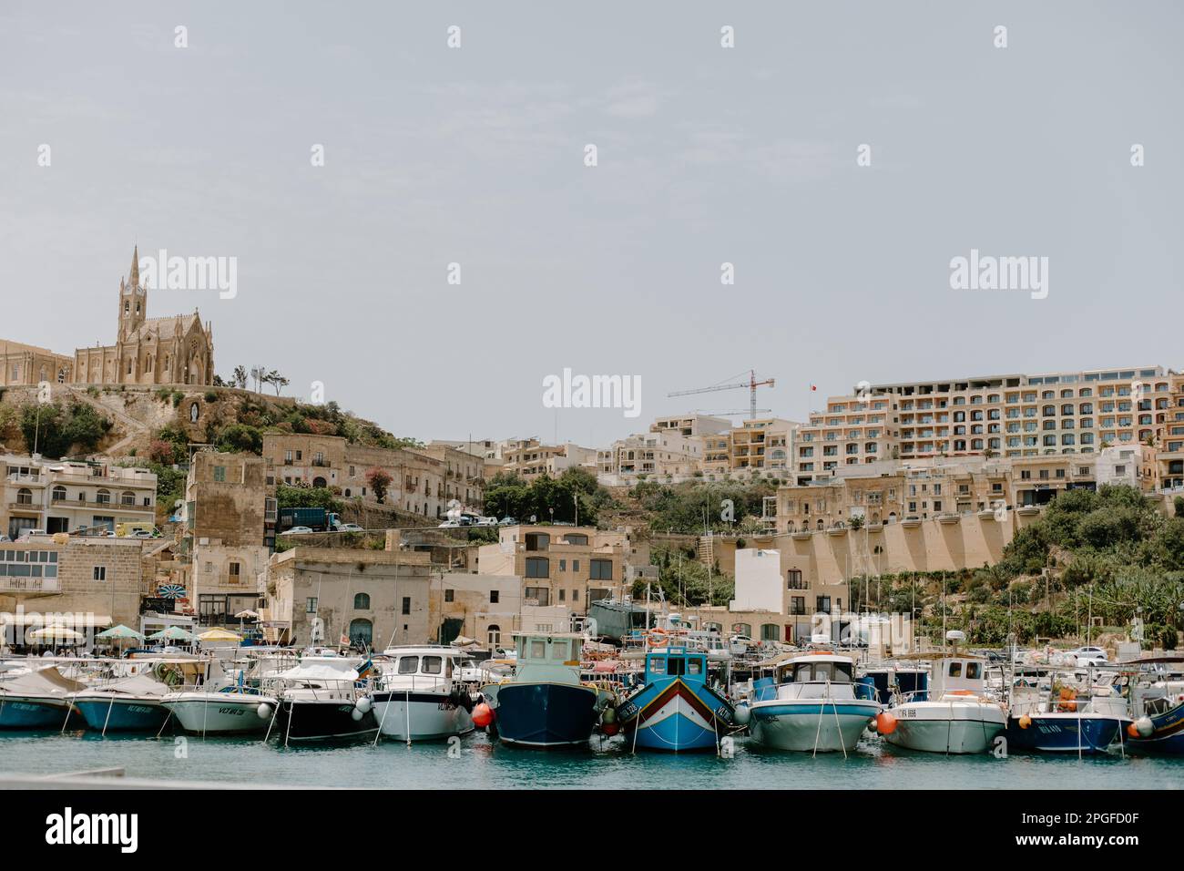 Blick auf die antike Architektur und Segelboote auf Gozo Island, Malta Stockfoto