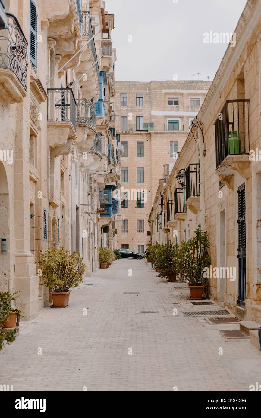 Spaziergang durch die wunderschönen und farbenfrohen Straßen von Valletta, Malta Stockfoto