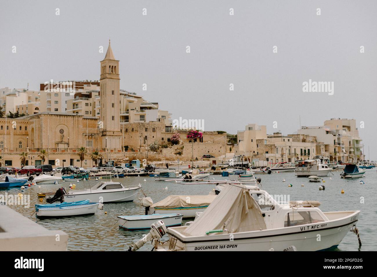 Boote, die in einem Fischerdorf in Malta anlegen Stockfoto