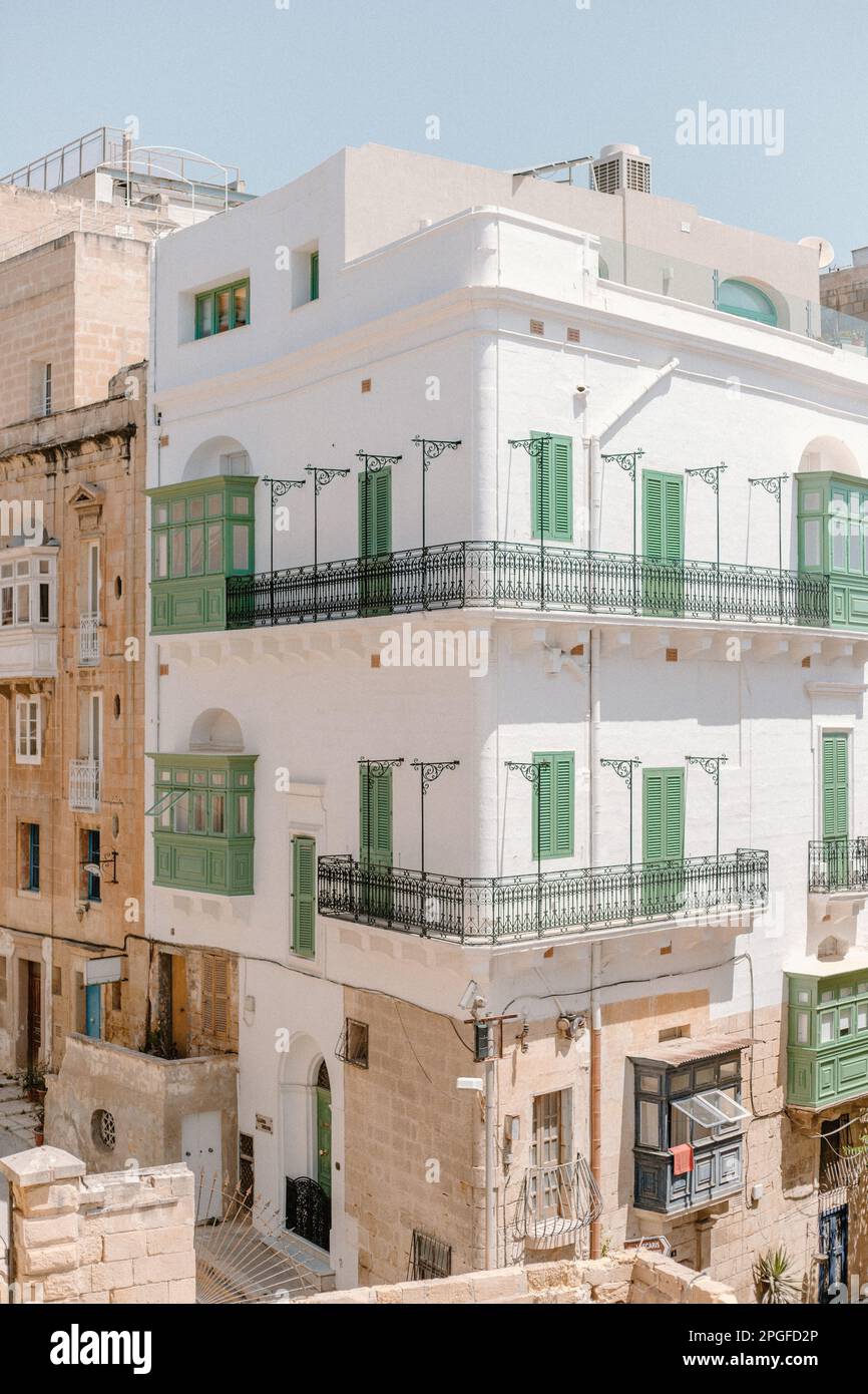 Blick auf ein wunderschönes Gebäude von einem Aussichtspunkt in Valletta Stockfoto