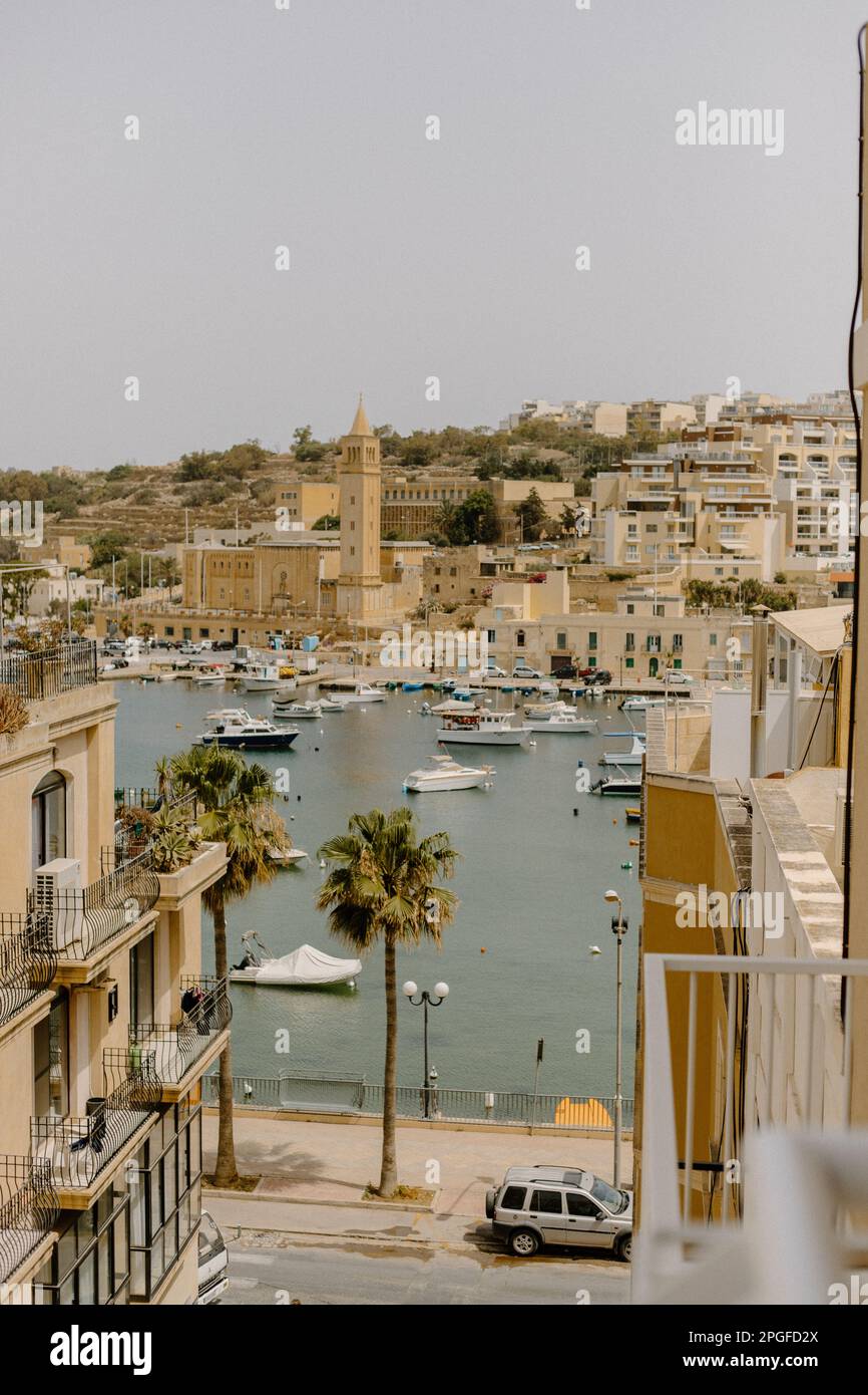 Warmer Blick auf einen Hafen in einem Fischerdorf in Malta Stockfoto