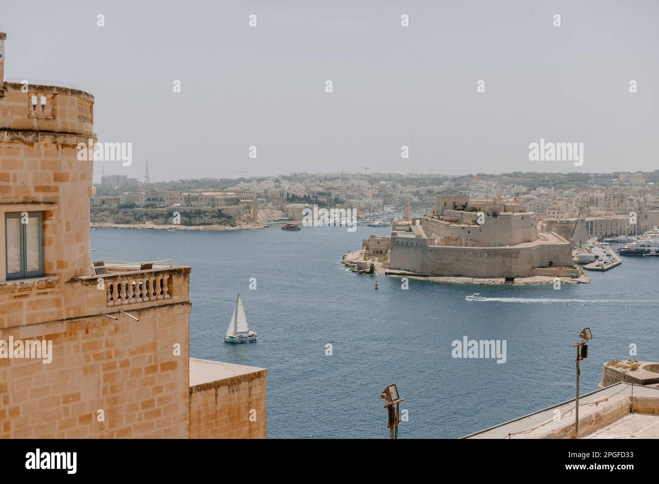 Blick auf das Meer und ein Segelboot von einem Aussichtspunkt in Valletta Stockfoto