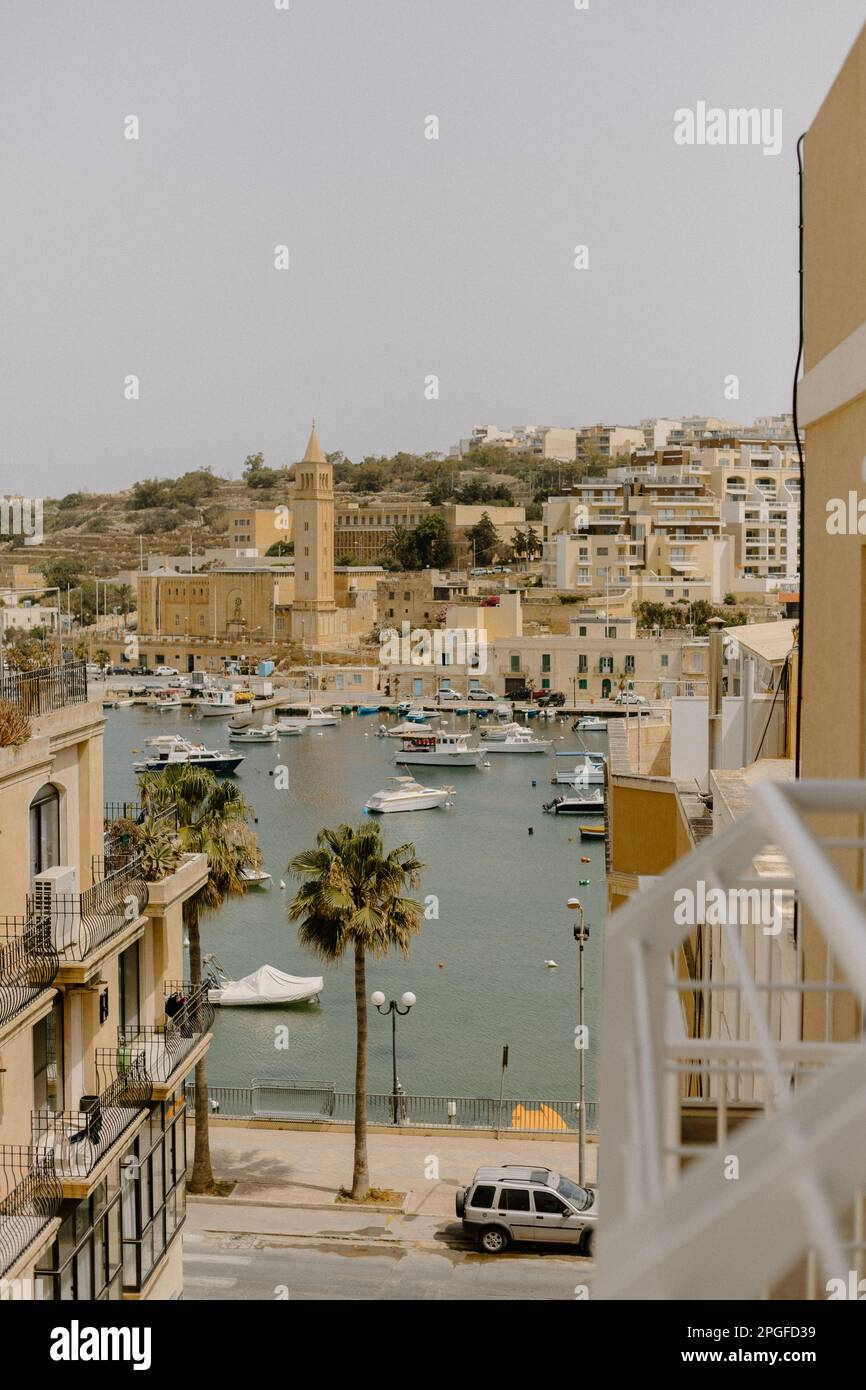 Warmer Blick auf einen Hafen in einem Fischerdorf in Malta Stockfoto