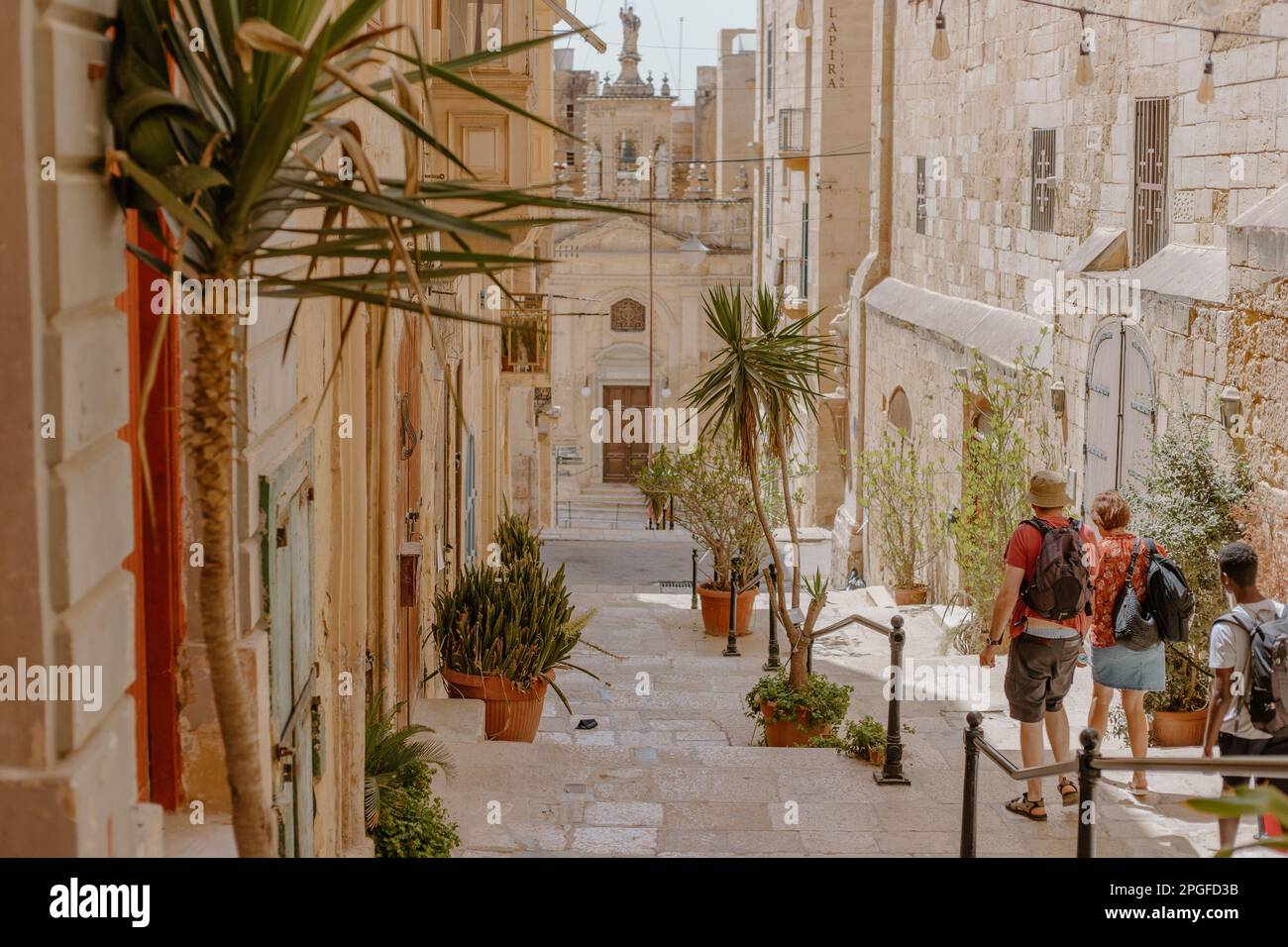 Wunderschöner Fußweg entlang einer alten Stadt in Malta Stockfoto