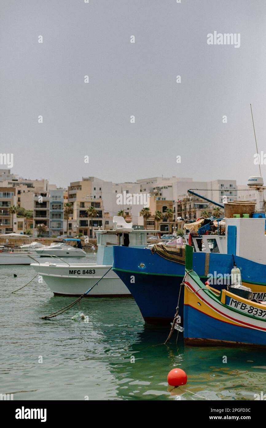 Farbenfrohe Boote, die im Hafen von Malta anlegen Stockfoto