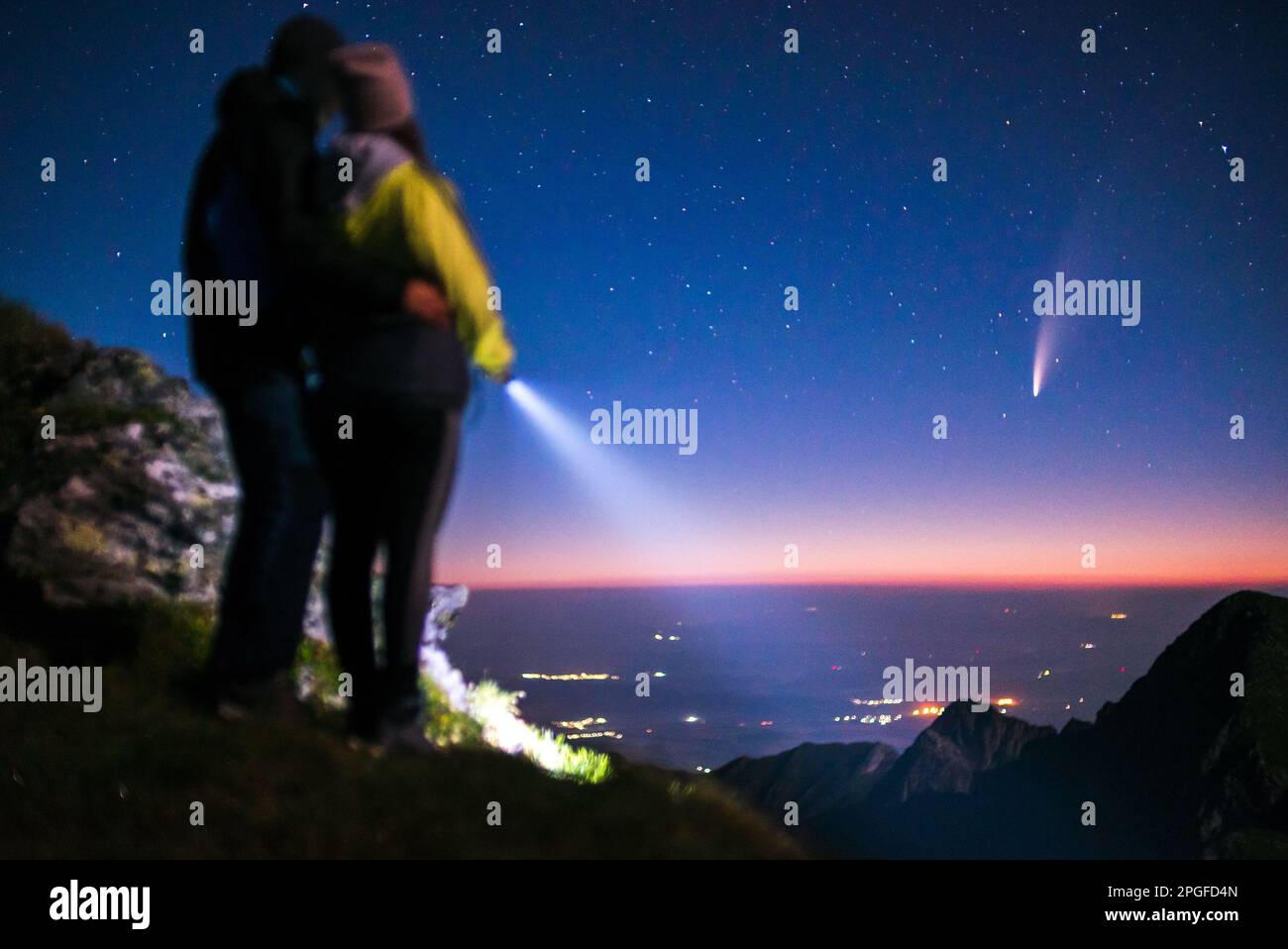 Paare, die Comet Neowise auf dem Berg beobachten Stockfoto