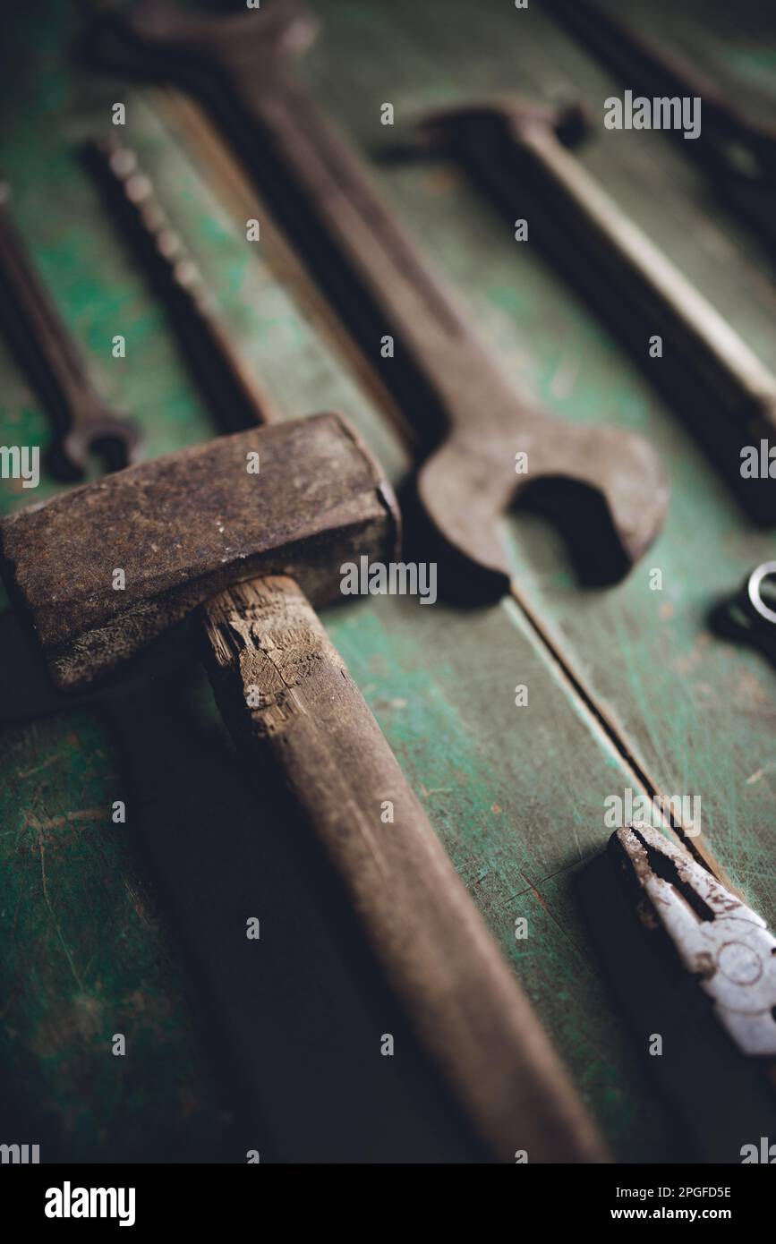 Alte Werkzeuge auf einem alten grünen Schreibtisch. Stockfoto