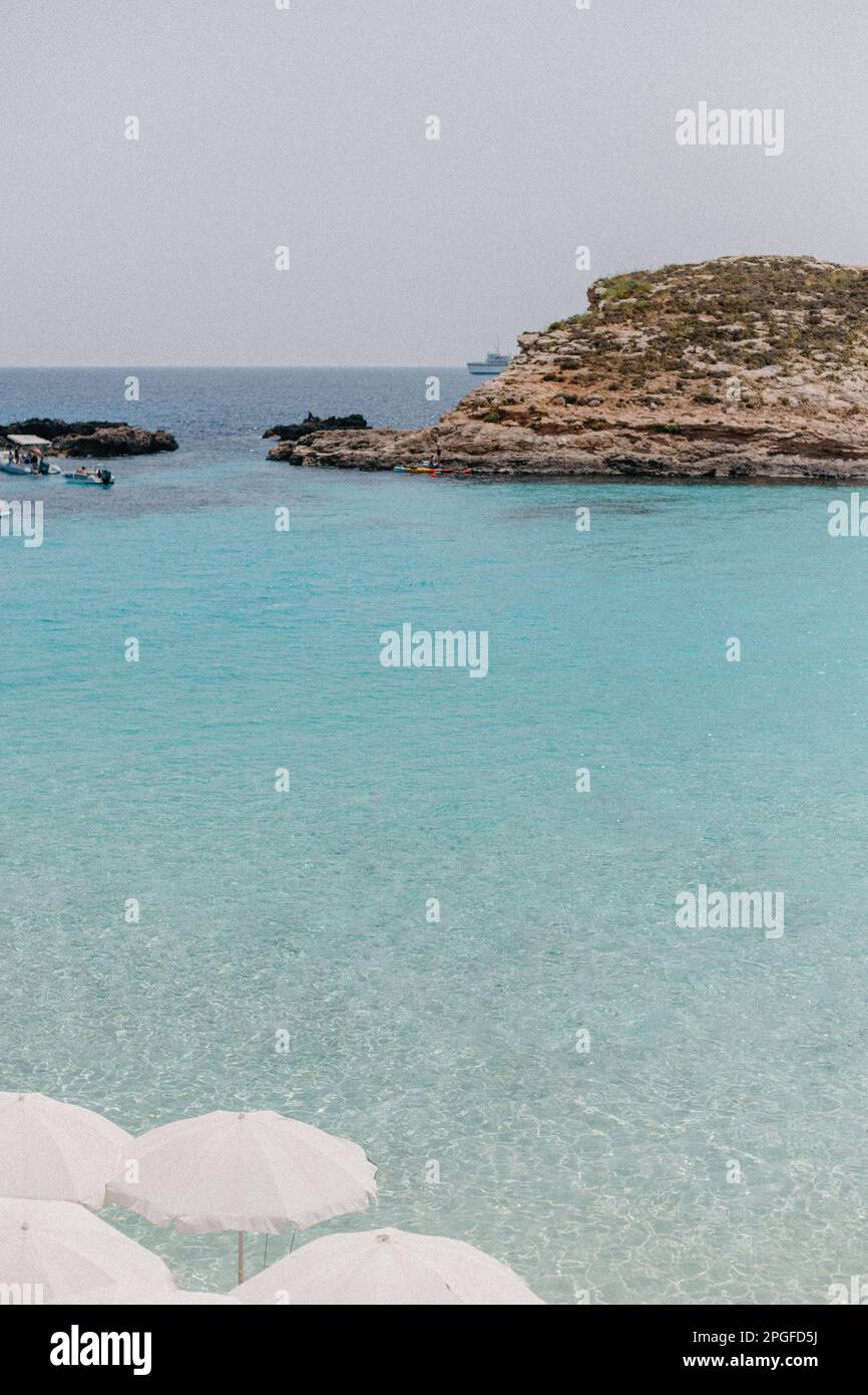 Blick im Filmstil auf die Blue Lagoon Swim Area auf Comino Island, Malta Stockfoto