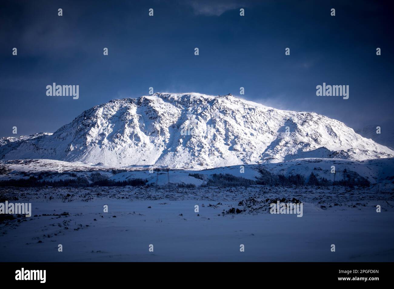 Weißer Berg am blauen Abend Stockfoto