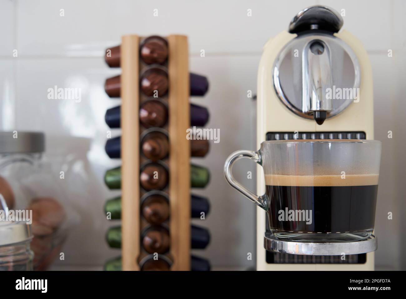 Hausgemachte Kaffeeecke mit Nespresso und schwarzem Kaffee Stockfoto