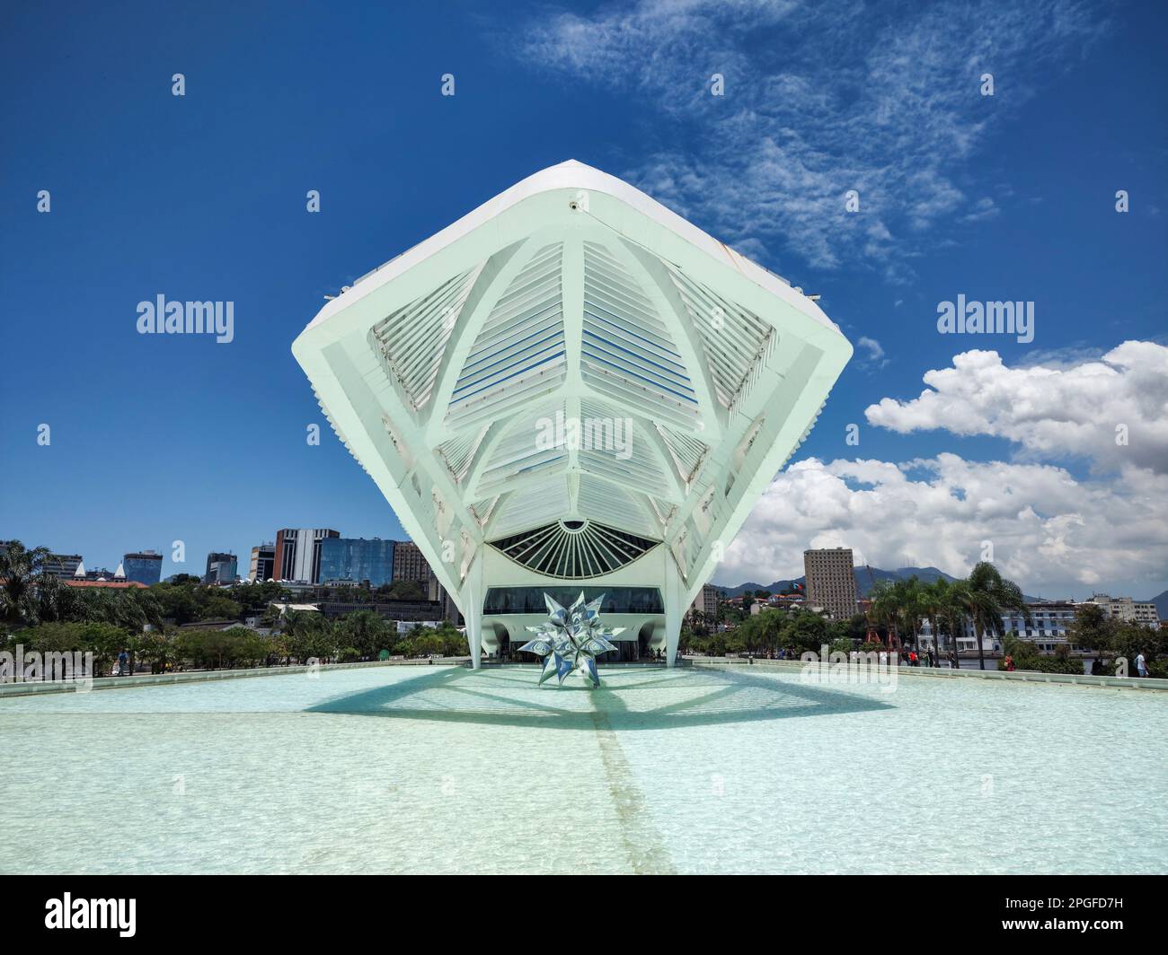 Wunderschöner Blick auf das moderne weiße Gebäude des Tomorrow Museum Stockfoto