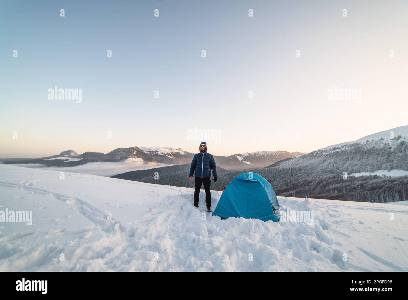 Camping bei kalten Wintertemperaturen für Männer Stockfoto