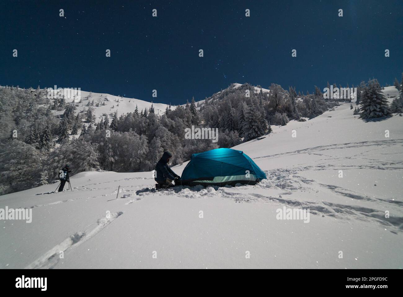 Camping mit Übernachtung in den eiskalten Karpaten im Winter Stockfoto