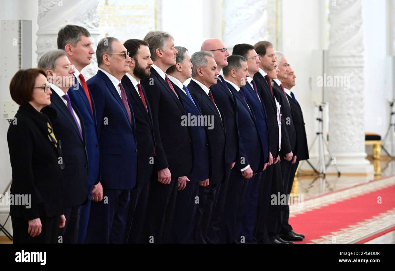 Moskau, Russland. 21. März 2023. Während der offiziellen Ankunftszeremonie für den chinesischen Präsidenten Xi Jinping im Kreml-Palast am 21. März 2023 in Moskau, Russland, stehen hochrangige russische Beamte vor der Tür. Kredit: Pavel Byrkin/Kreml Pool/Alamy Live News Stockfoto