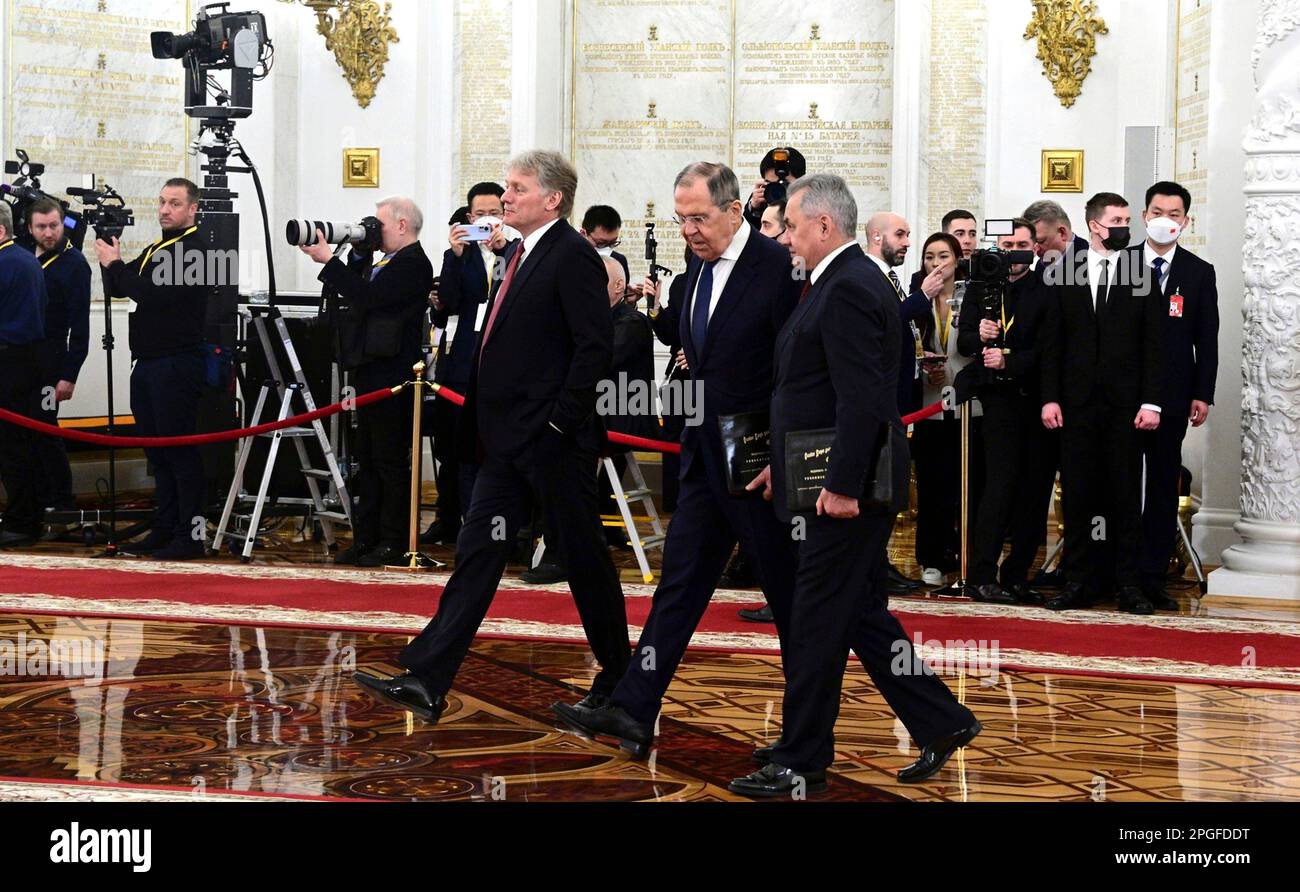 Moskau, Russland. 21. März 2023. Der russische Pressesprecher des Präsidenten, Dmitry Peskov, links, geht neben Außenminister Sergej Lawrow, dem Zentrum und dem Verteidigungsminister Sergei Shoigu vor Beginn der feierlichen Ankunftszeremonie für den chinesischen Präsidenten Xi Jinping im Kreml-Palast am 21. März 2023 in Moskau, Russland, spazieren. Kredit: Pavel Byrkin/Kreml Pool/Alamy Live News Stockfoto