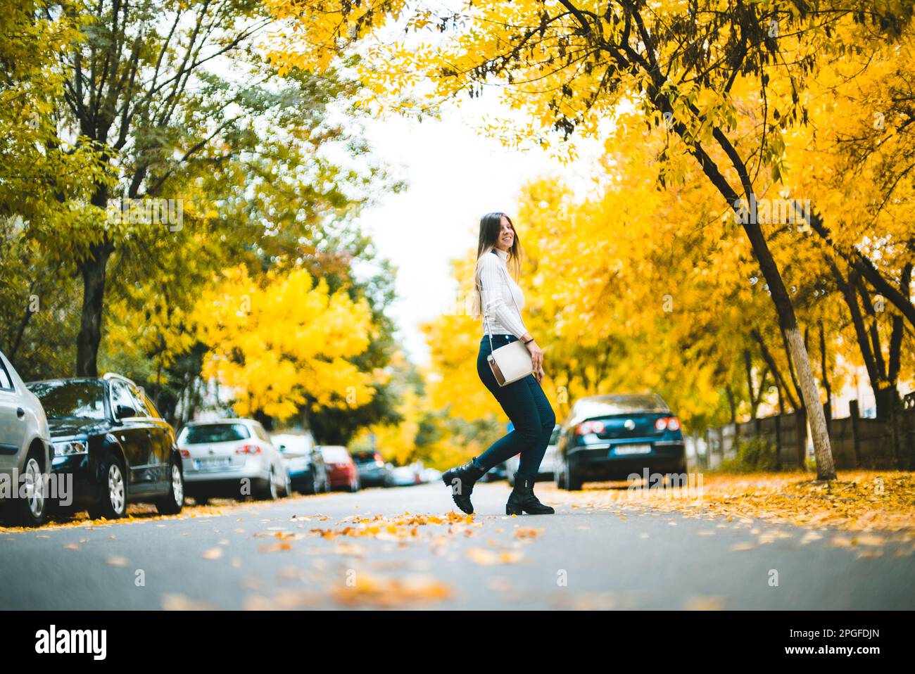 Modemädchen lächelt und läuft auf der Straße Stockfoto