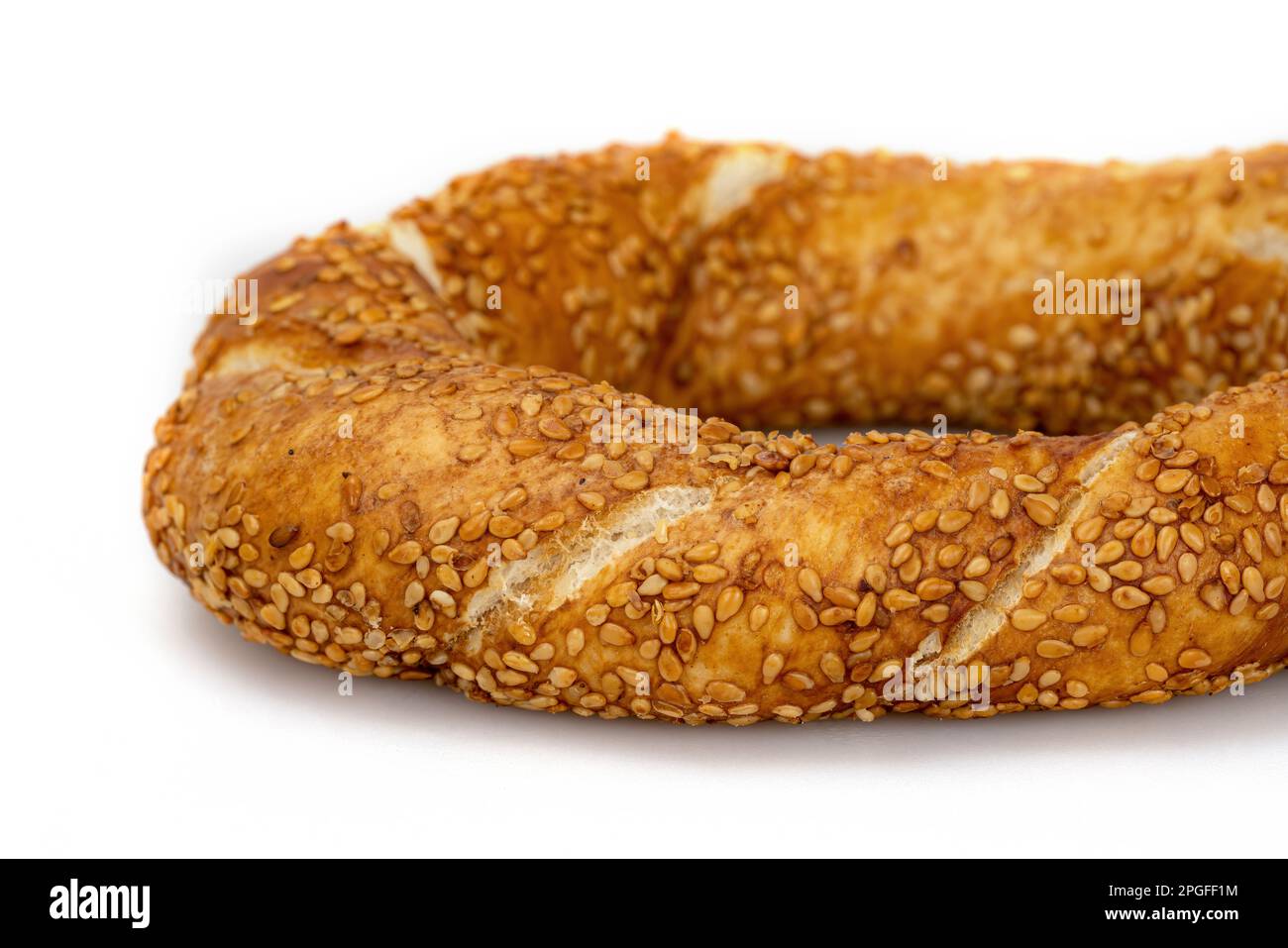 Traditionelles türkisches Bagel Simit isoliert auf weißem Hintergrund. Türkischer Sesambagel. Stockfoto