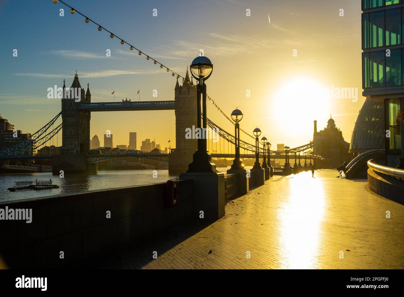 Die Tower Bridge, die vor der untergehenden Sonne steht, City of London, Großbritannien Stockfoto