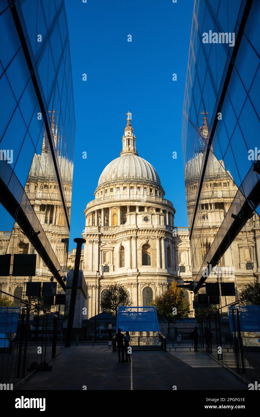 St Pauls Cathedral mit Reflexionen aus Glas im angrenzenden Gebäude, City of London, Großbritannien Stockfoto