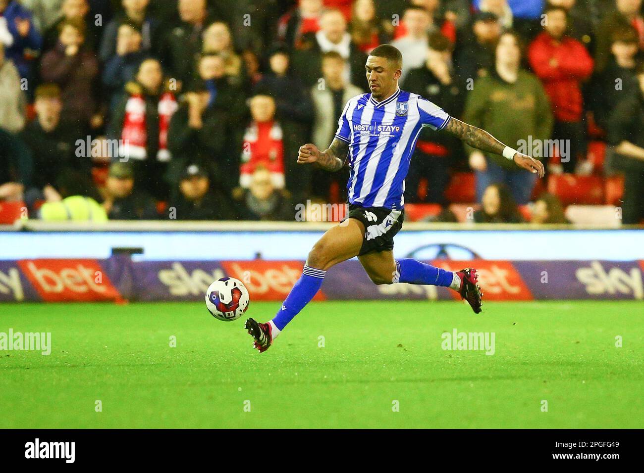 Oakwell Stadium, Barnsley, England - 21. März 2023 Liam Palmer (2) of Sheffield Mittwoch - während des Spiels Barnsley gegen Sheffield Wednesday, Sky Bet League One, 2022/23, Oakwell Stadium, Barnsley, England - 21. März 2023 Guthaben: Arthur Haigh/WhiteRosePhotos/Alamy Live News Stockfoto