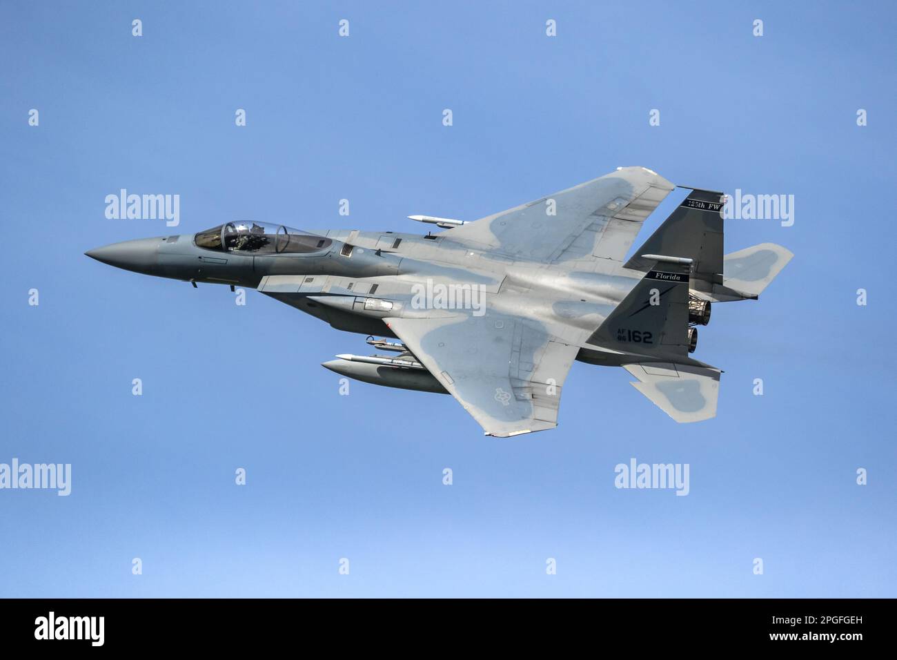 US Air Force F-15 Eagle Fighter Jet Aircraft aus Florida ANG im Flug während Übung Friian Flag. Leeuwarden, Niederlande - 5. April 2017 Stockfoto